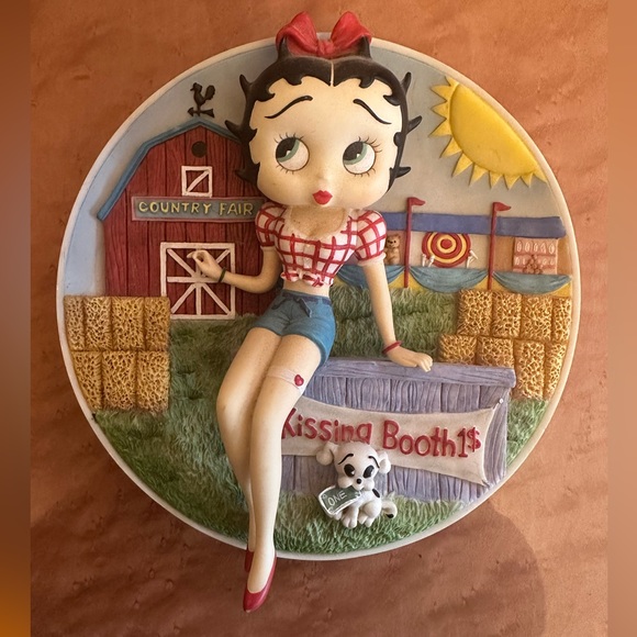 BETTY BOOP 3D SCULPTURAL COLLECTOR PLATE KISSING BOOTH Number:B3106 - Picture 1 of 2